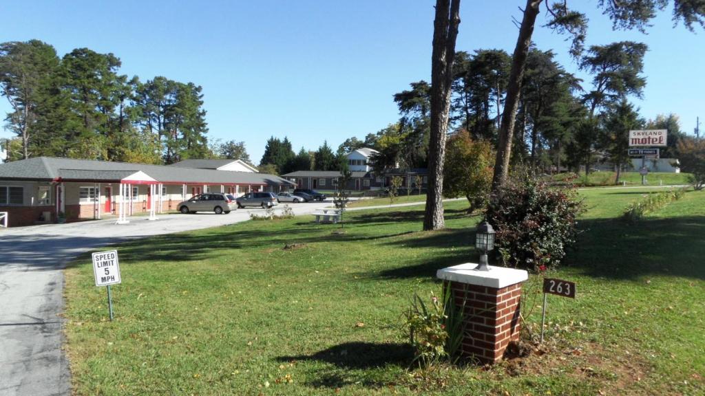 Skyland Motel - Cornelia Exterior photo